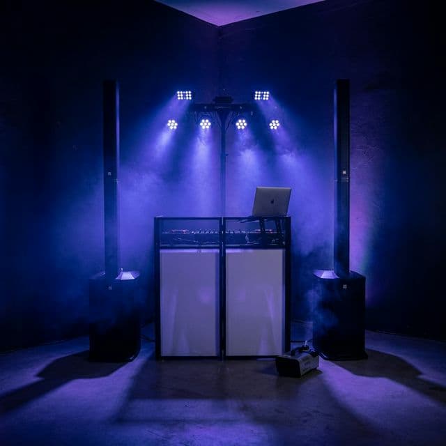 Professionelles DJ-Setup mit PA-Säulenlautsprechern, Lichttraverse und Nebelmaschine zum Mieten in Aachen